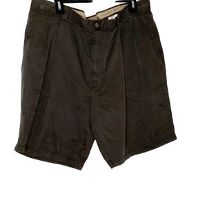 𝅺TOMMY Bahama dark brown shorts with front pleats and side pockets. Size 42